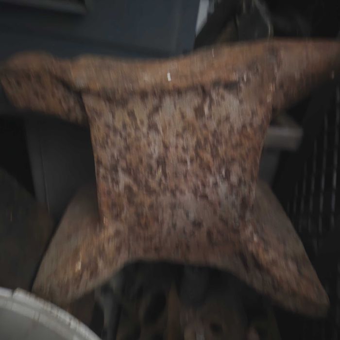 Kowadło stare masywne