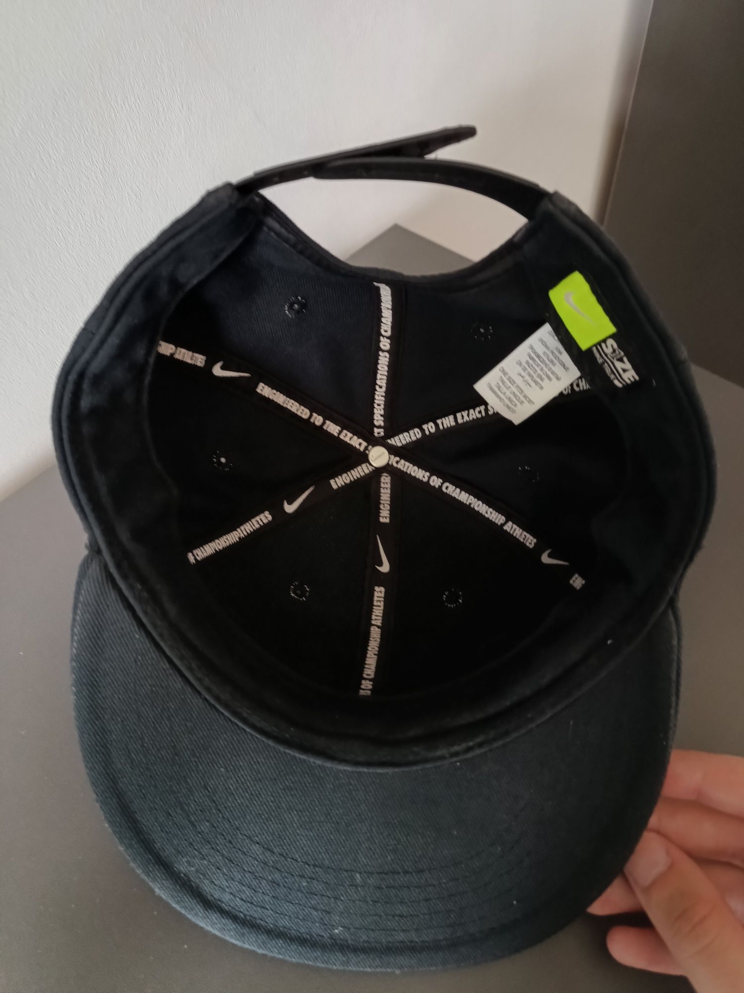 Czarna czapka z prostym daszkiem Nike True Size