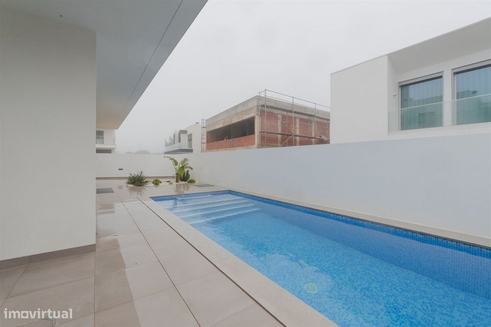Moradia  Isolada T4 com piscina, jardim e garagem em Murches.