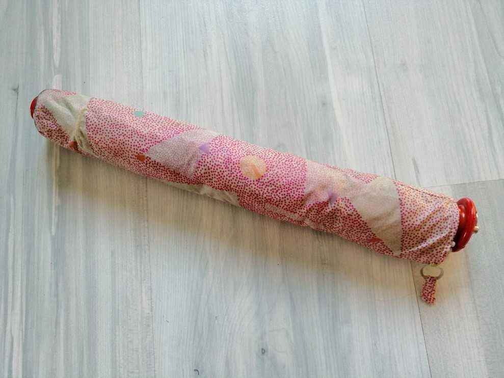 Parasol damski składany, manualny. W geometryczne kształty i kropeczki