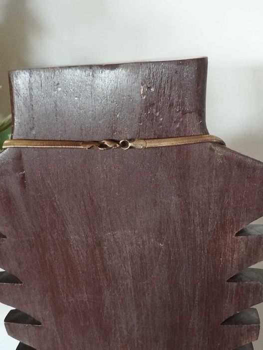 Colar Dourado com Pedras Verde Marinho