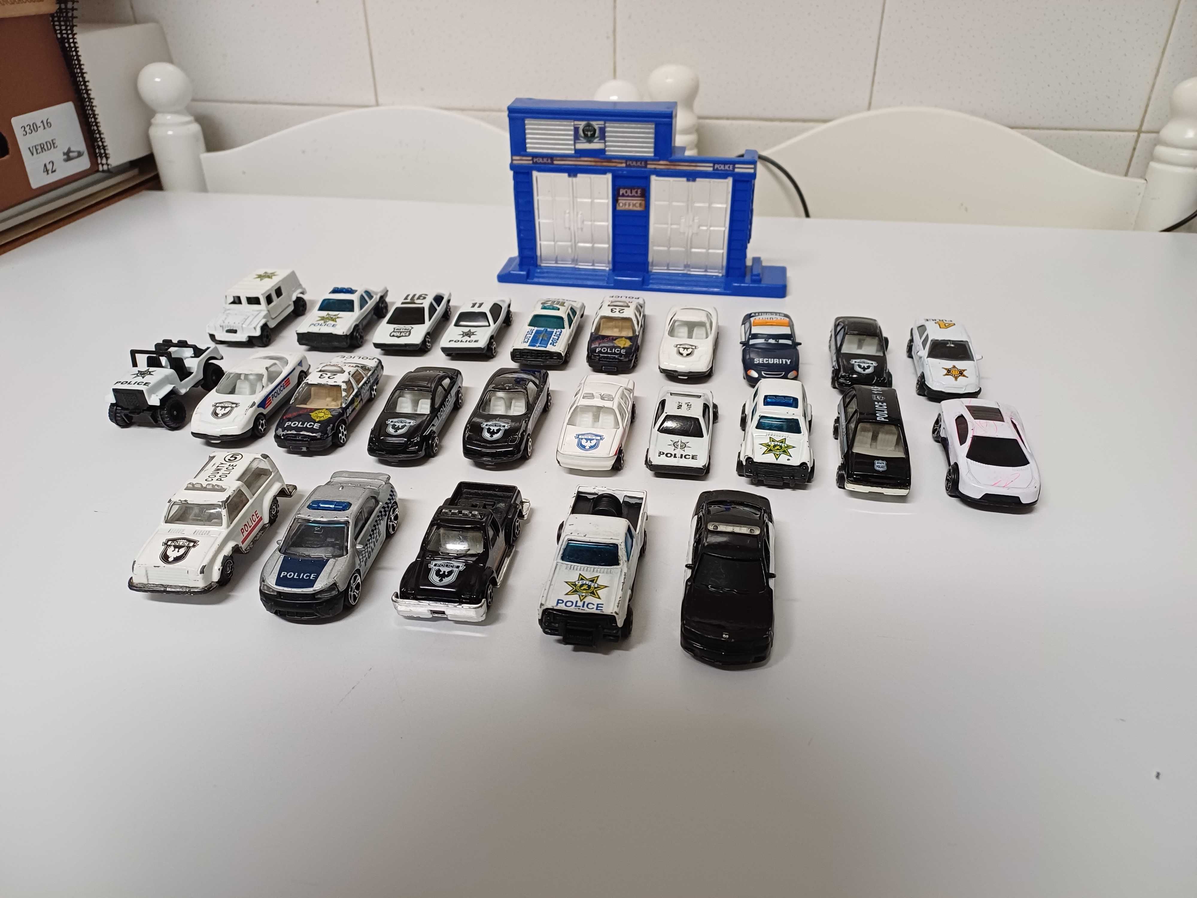 Esquadra da policia com 25 carros da policia