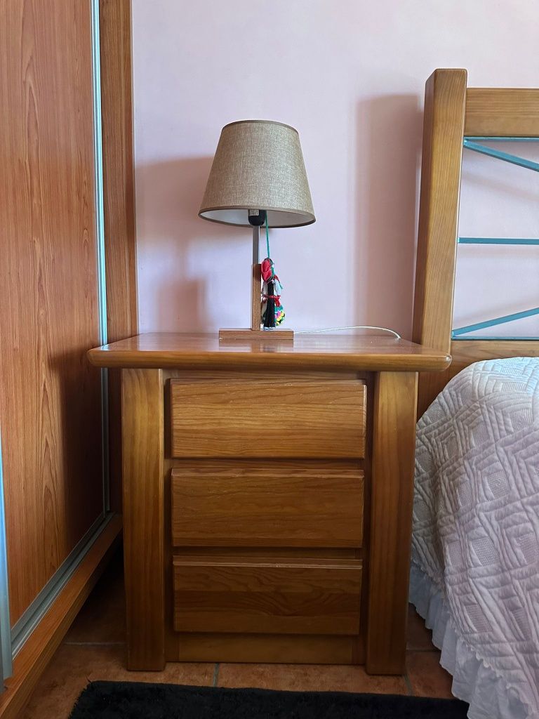 Quarto de casal em madeira envernizada
