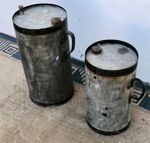 2 antigos recipientes de agua