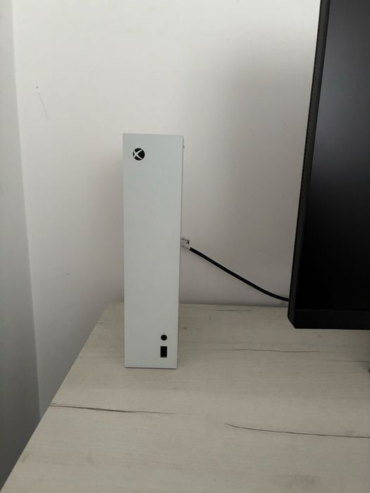 Xbox series S + геймпад + батерейки з зарядкою