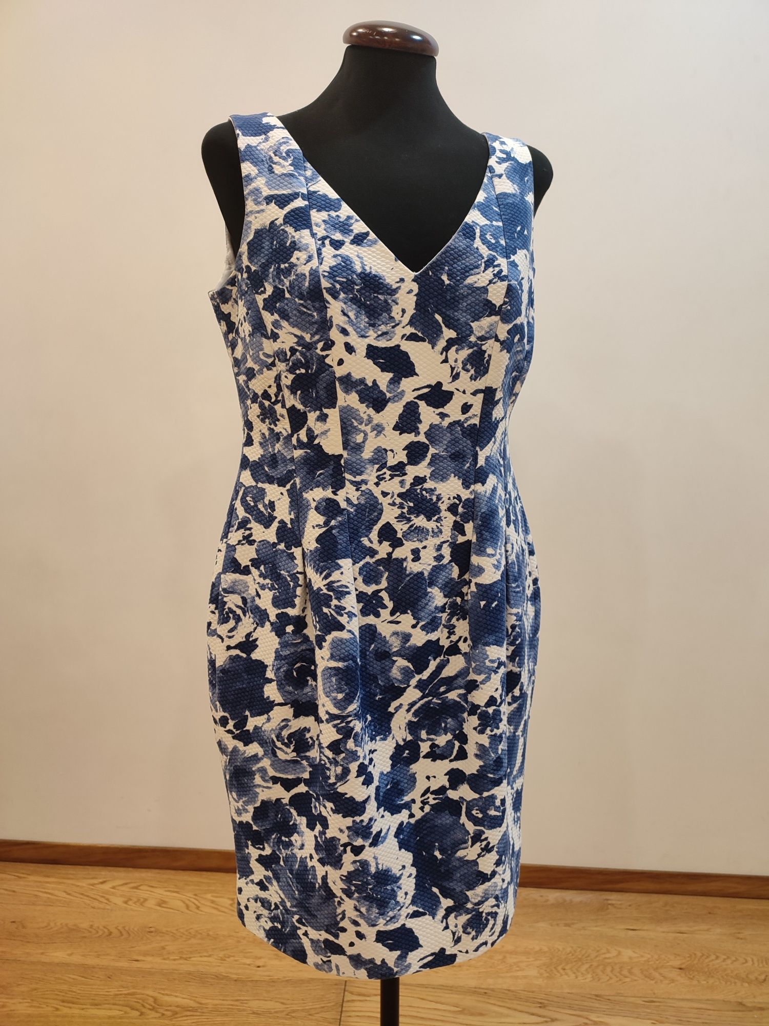 Vestido modelo tulipa de piqué estampado azul e branco