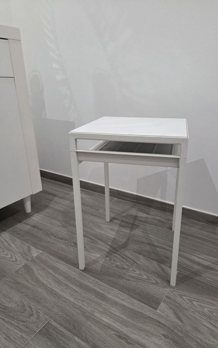 Mesa de apoio de metal branca