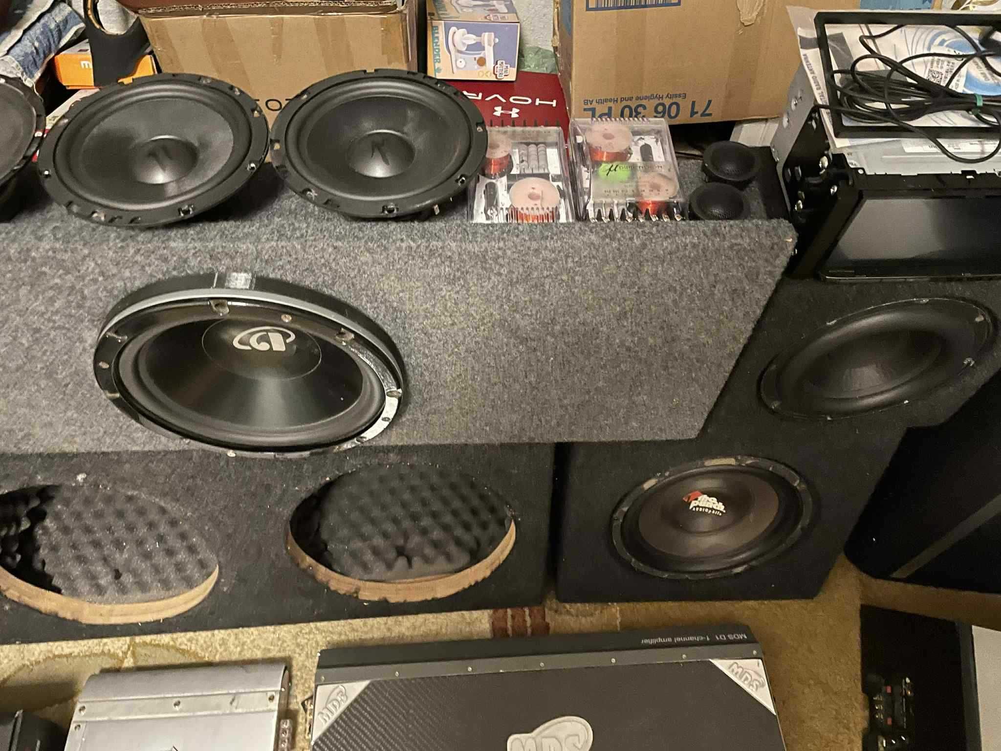 komplet, zestaw sprzętów Car-Audio, skrzynia basowe, wzmacniacze itp