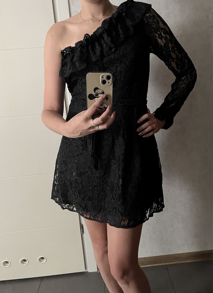 Piekna koronkowa czarna sukienka z paskiem Only