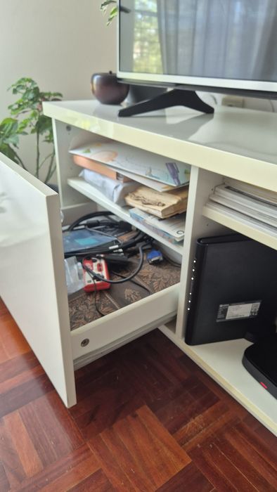 Móvel de TV IKEA – branco, com arrumação (usado)