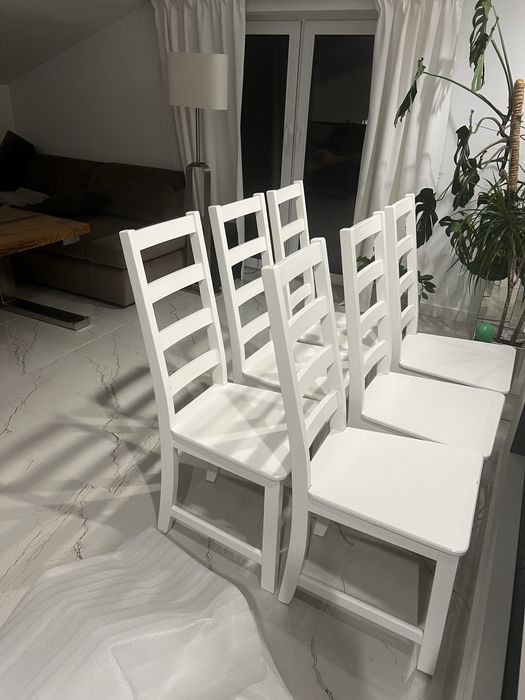 Białe drewniane krzesła