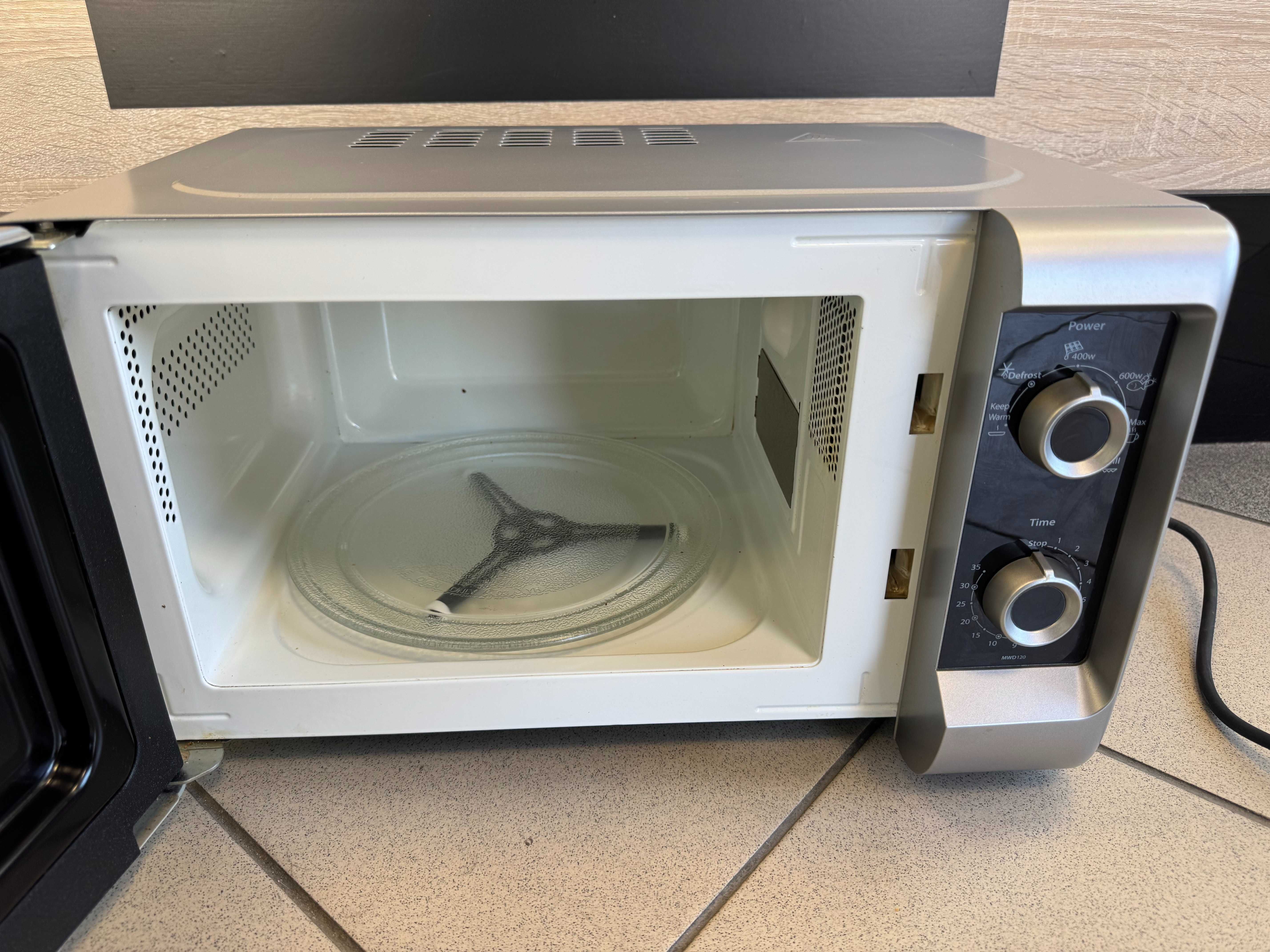 Kuchenka mikrofalowa Whirlpool MWD120SL funkcjonalna i kompaktowa