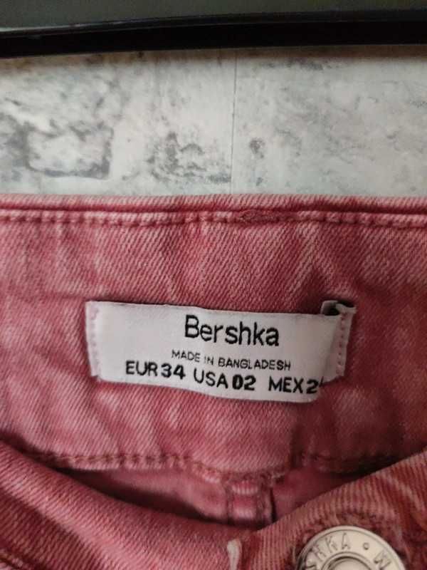 Różowe dżinsy Bershka