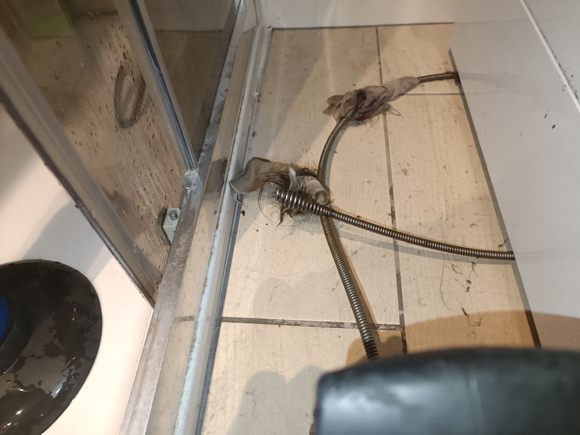 Czyszczenie kanalizacji spiraląelektryczną i inne hydrauliczne naprawy