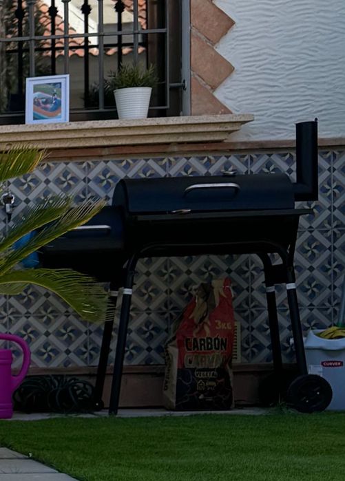 Grill węglowy z funkcją wędzarki