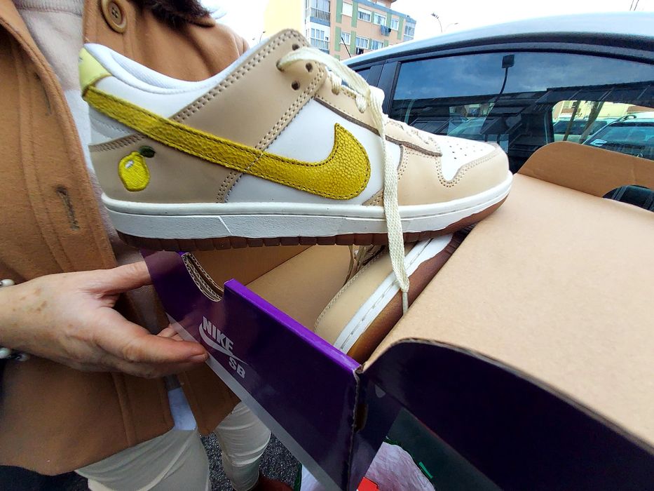 Sapatilhas originais usadas.