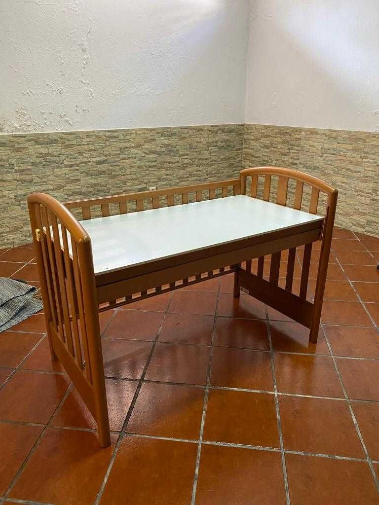 Cama de criança transformável em secretária