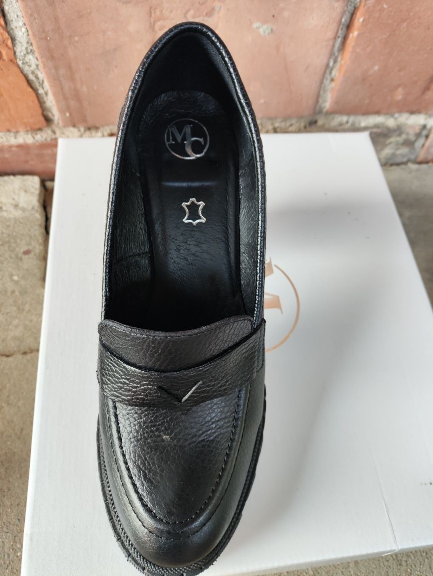 Skórzane buty na obcasie