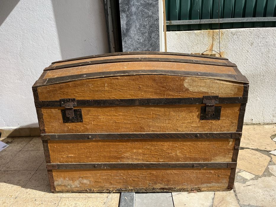 Bau de madeira antigo
