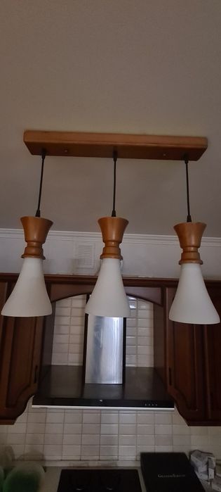 Люстра підвісна на стелю.