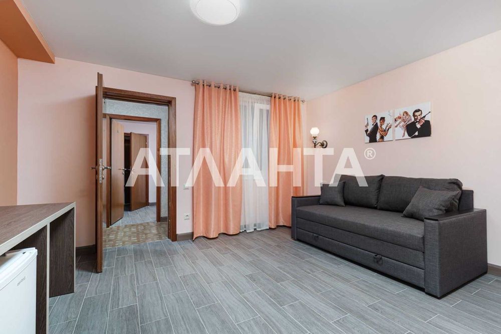 Гостиница в пешей доступности 13 фонтана! Бассейн!