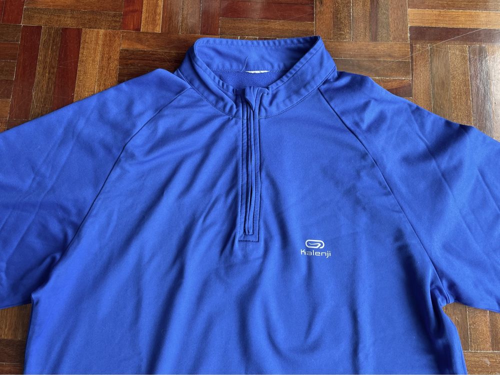 Camisola azul de desporto