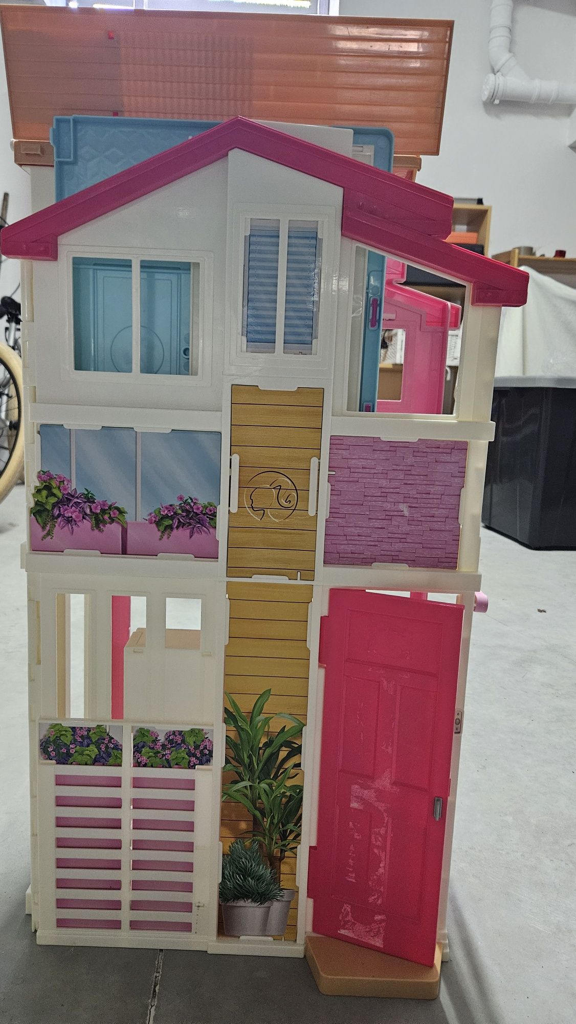 Conjunto Barbie: inclui casa Barbie story townhouse, bicicleta, carro