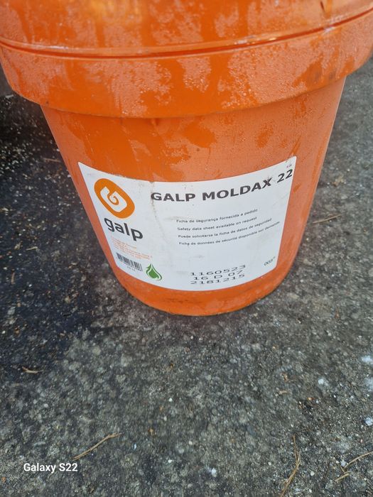 Varios óleos para hidráulicos motores e outros.  Vários lubrificantes