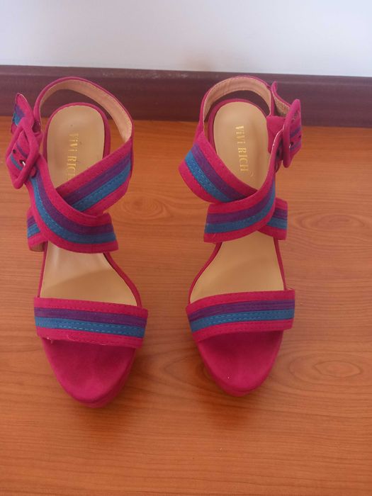 Sandálias - tamanho 38