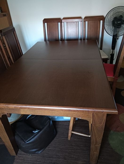 Mesa de jantar com seis cadeiras