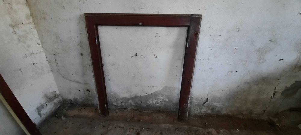 Vendem-se duas janelas de madeira de muito boa qualidade anos 70