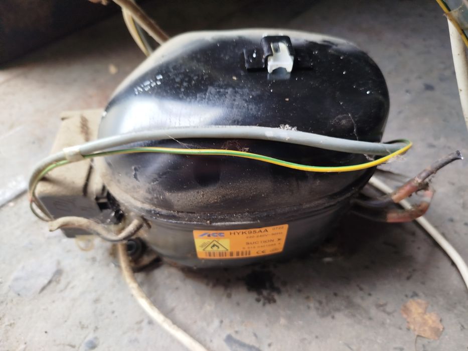 Компресор.мотор холодильника 2х камерного