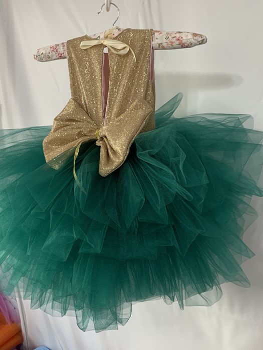 Сукня ялинка на дівчинку 5 роки зелена у садочок на свято щ бантом