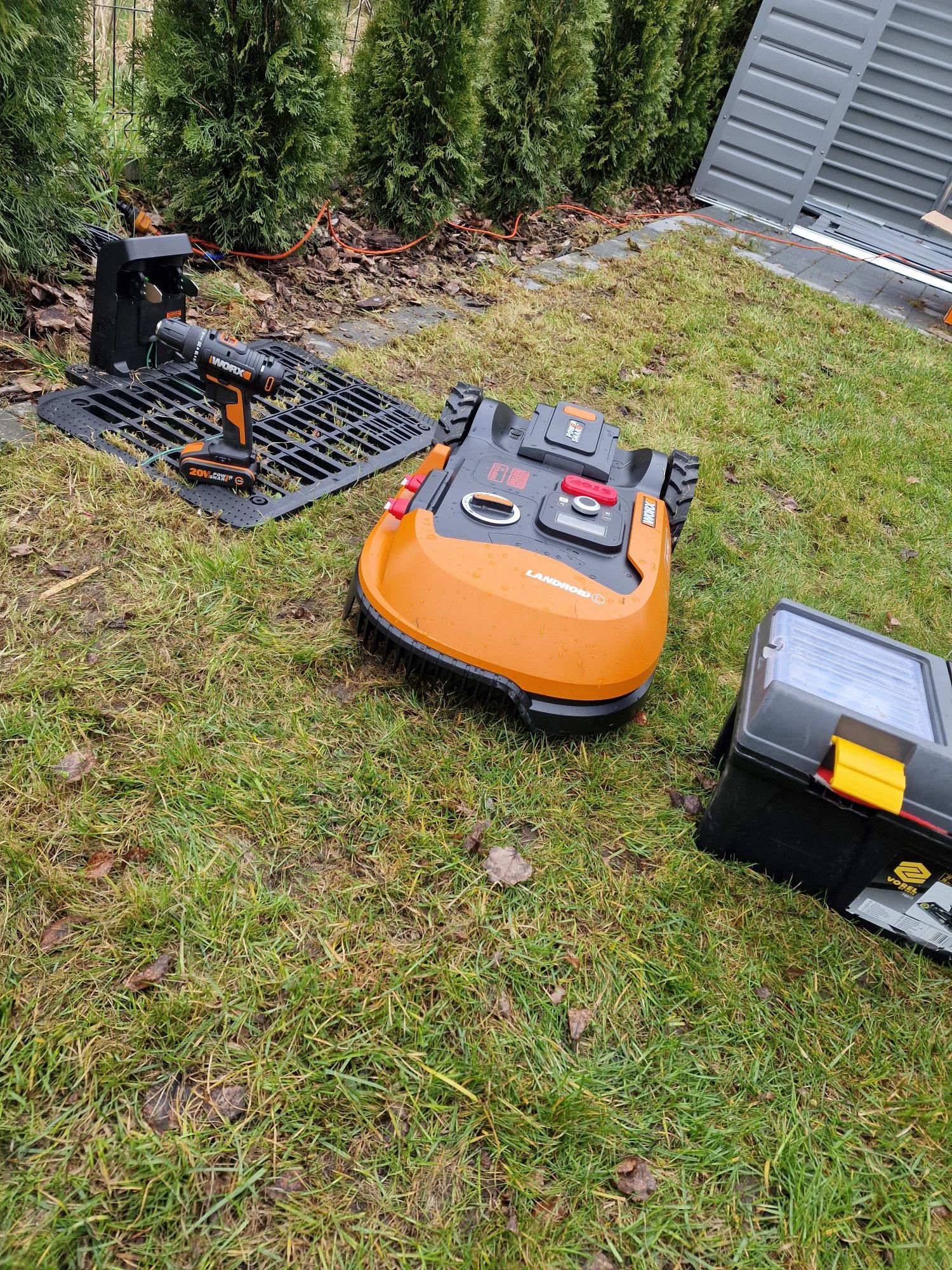 Montaż Robotów , instalacja przewodu do robota koszącego