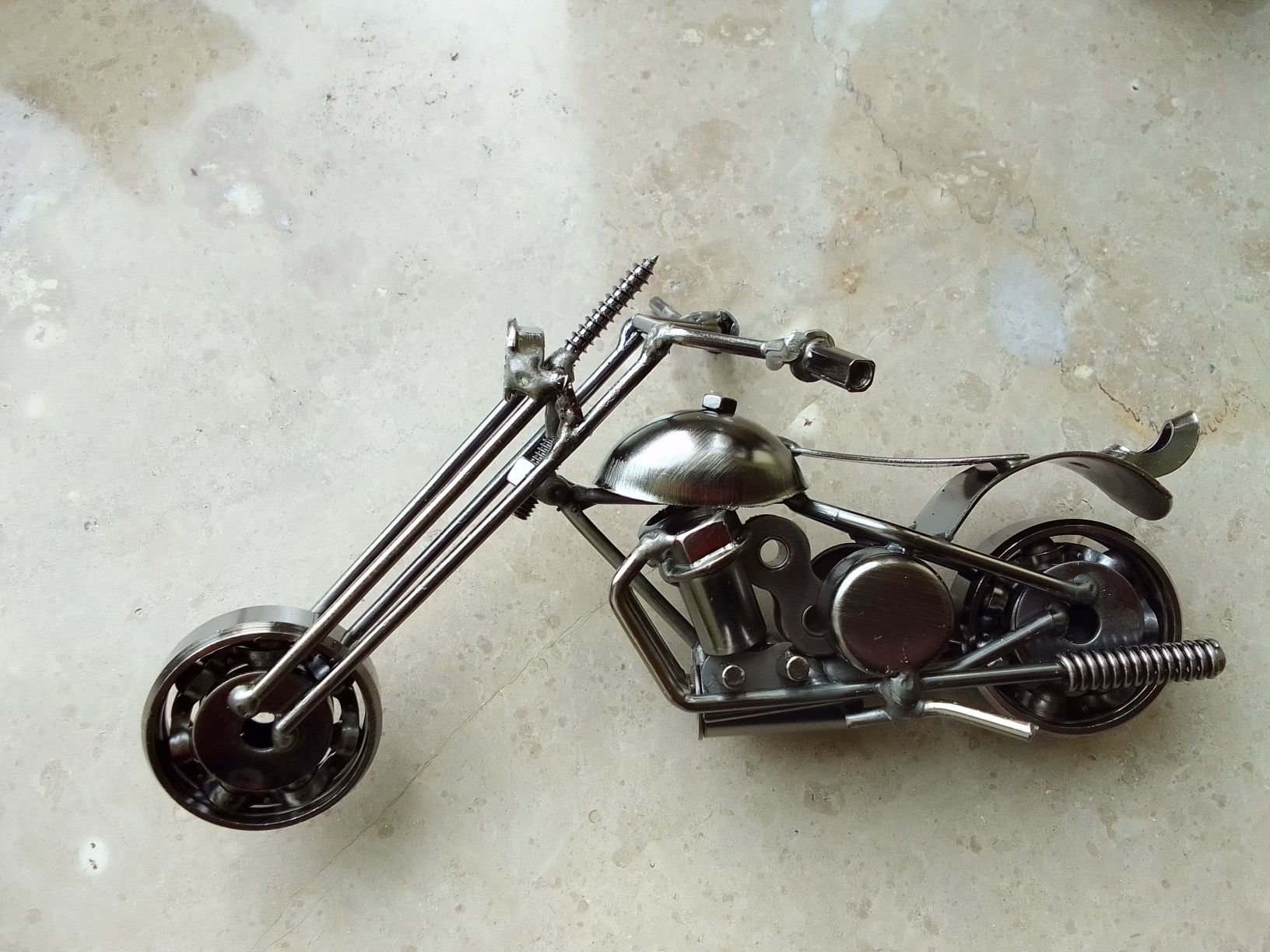 Motocykl ze śrubek ręcznie robiony