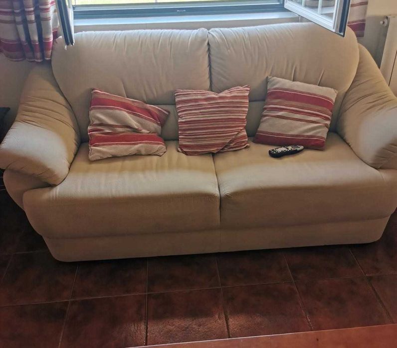 Conjunto 3 sofás cor bege, 1 de 3 lugares e 2 poltronas individuais