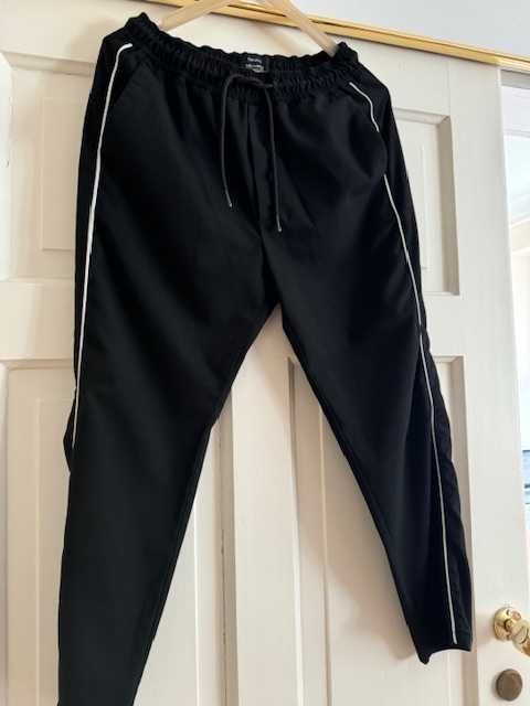 Spodnie męskie M Jogger fit Bershka czarne z białymi lampasami