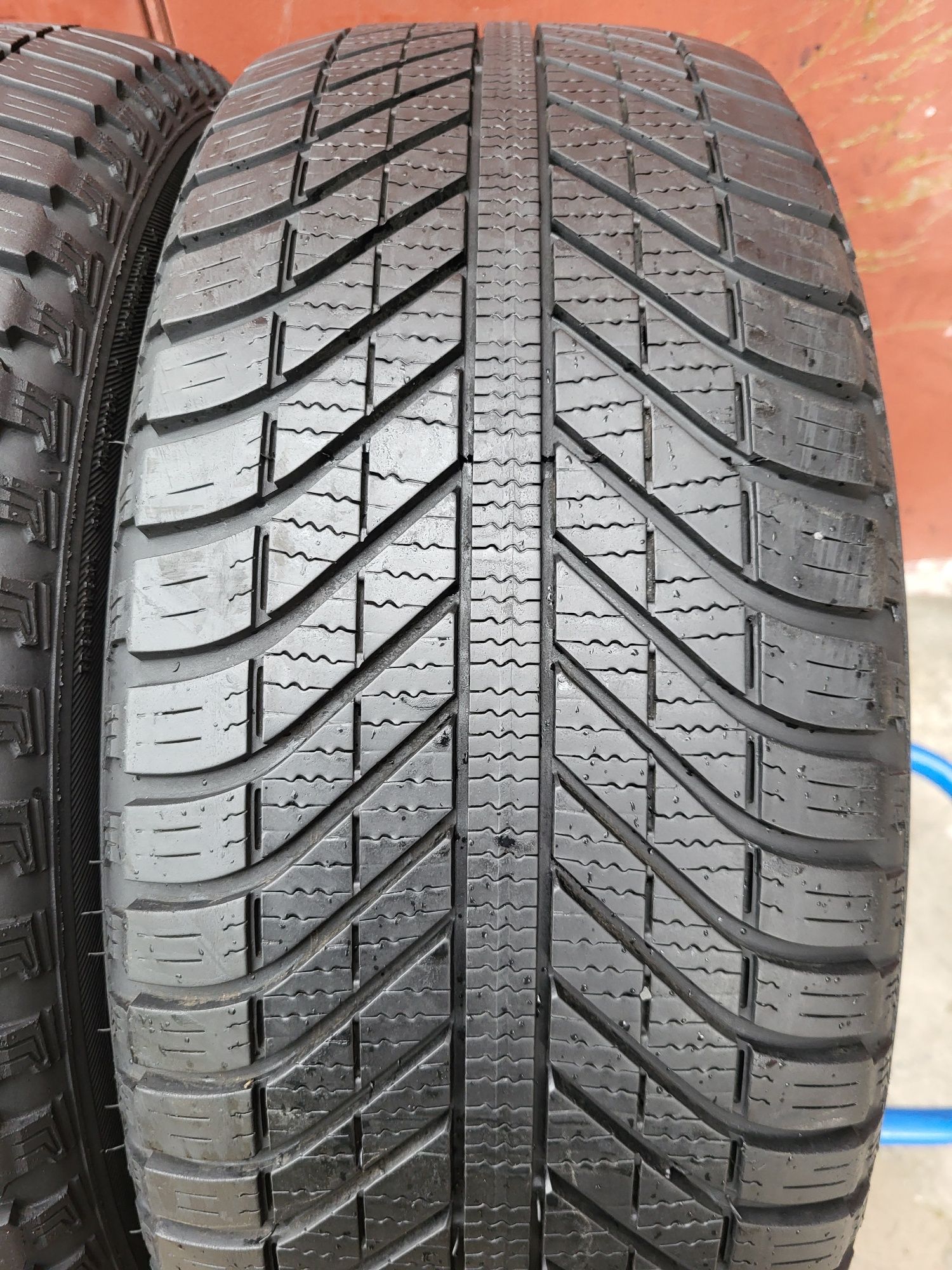 235/55/17 R17 GoodYear Vector4Seasons SUV.4x4 4шт ціна за 1шт шини