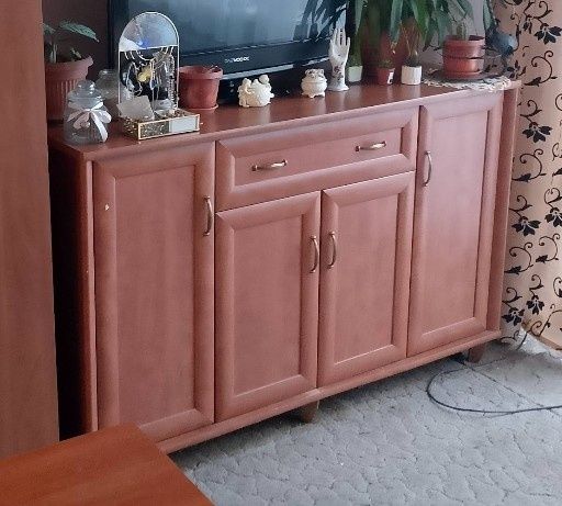 Brązowa komoda z szufladą
