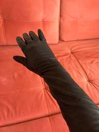 Длинные черные кожаные перчатки