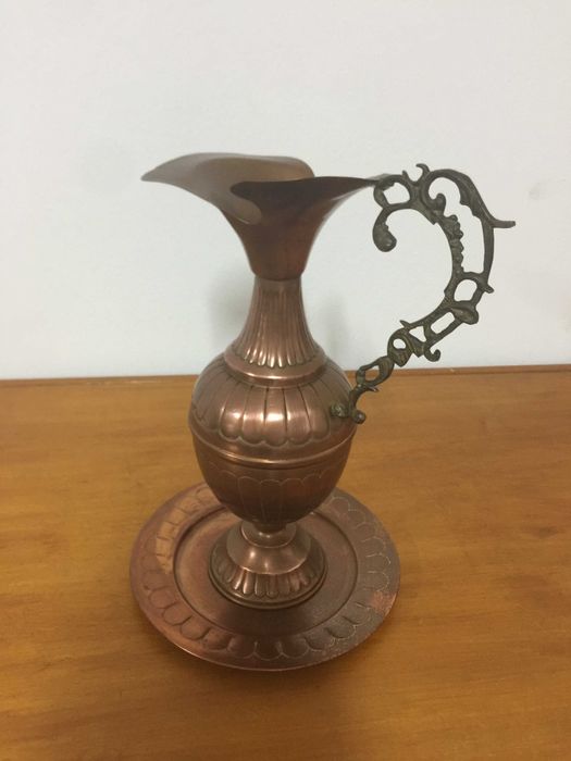 Jarros  e prato de cobre, bule, e jarra