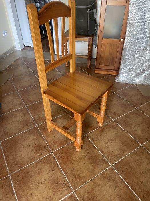 Mesa de madeira maciça de qualidade + 4 cadeiras