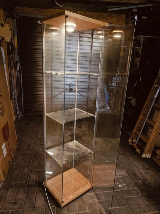 Szklany regał, witryna, gablota