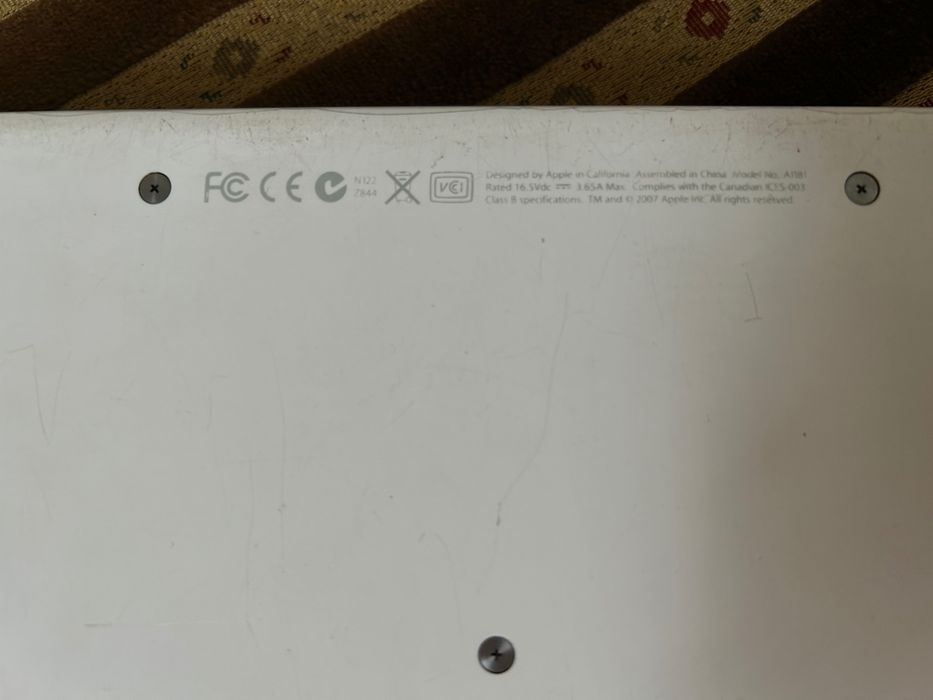 MacBook A1181 13"do renowacji albo na czesczi zamienne