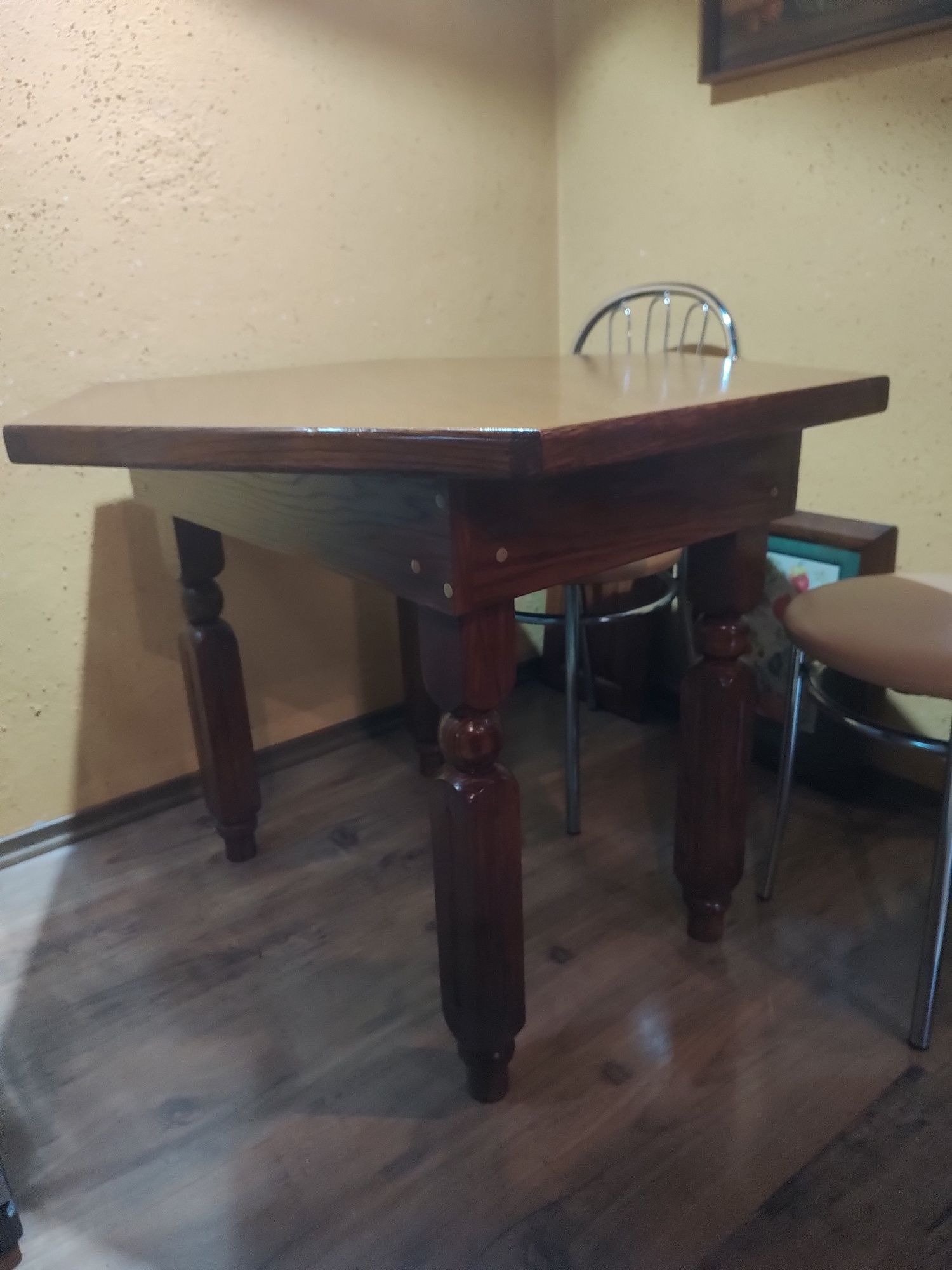 Stół, stolik drewniany