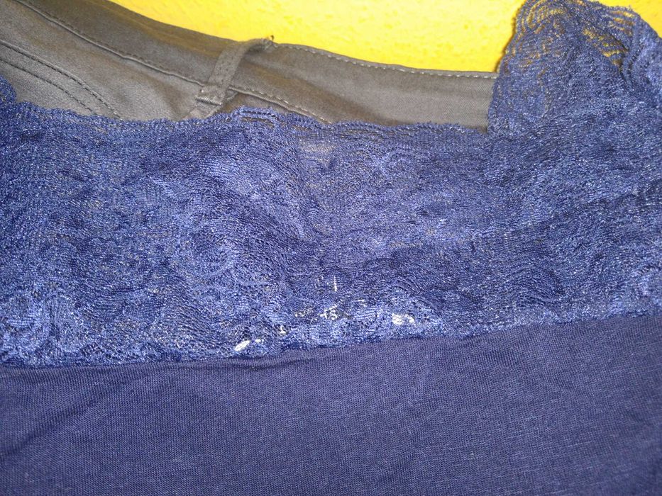 Bluzka z koronką odkryte ramiona