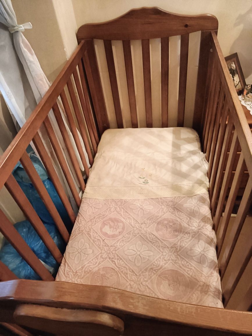 Vendo cama de bebê em madeira