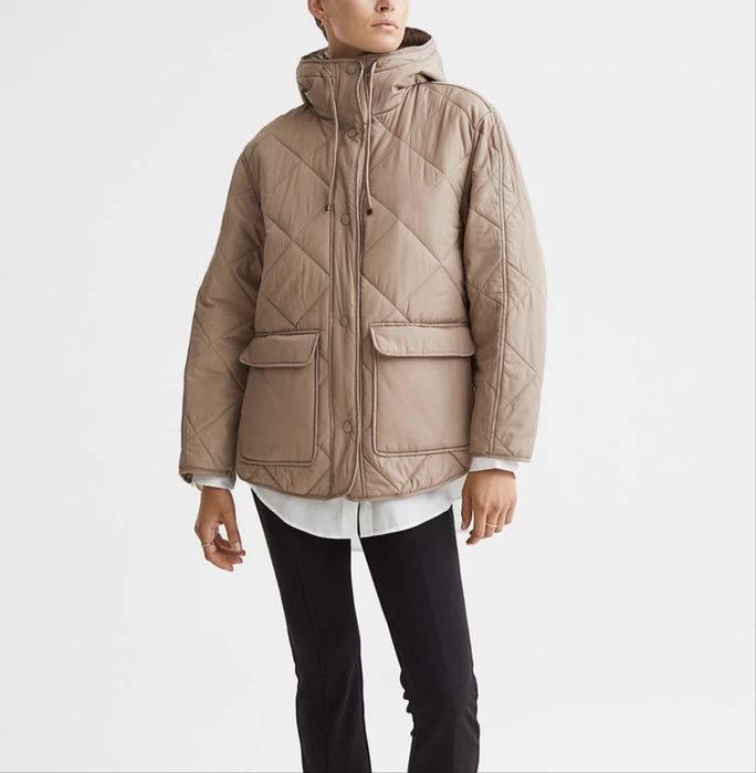 Продам стеганную куртку H&M! С капюшоном, очень легкая, с-л