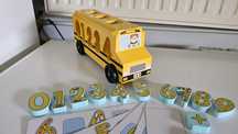 Drewniany autobus edukacyjny
