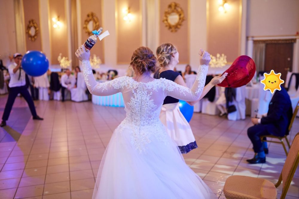 Suknia ślubna z atrakcyjnymi plecami